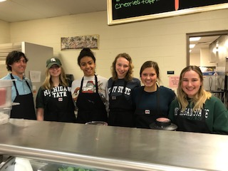 Student senate volunteers waiting to serve up smoothies